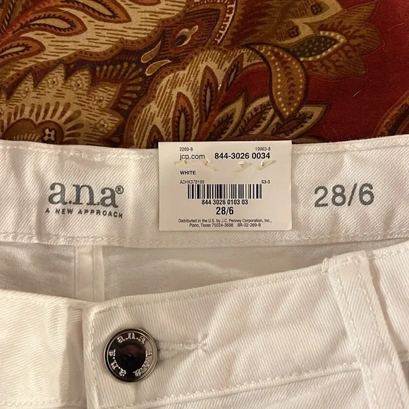 a.n.a White Stretch Denim Cuffed Shorts Size 6 - Picture 2 of 5